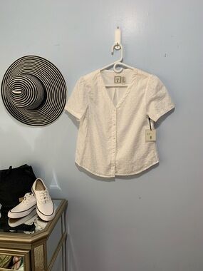 LEA NWT White Eyelet Button-Front Top size small